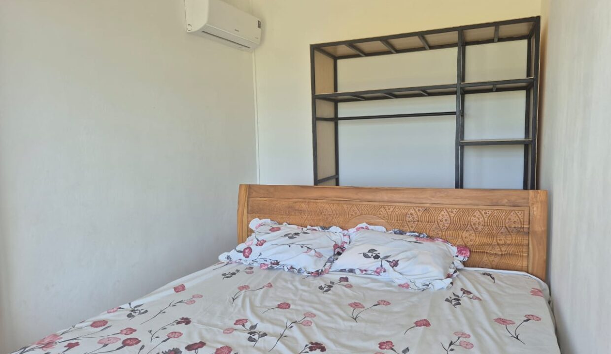 5 bedroom furnished house with large yard for rent Pereybere (2)