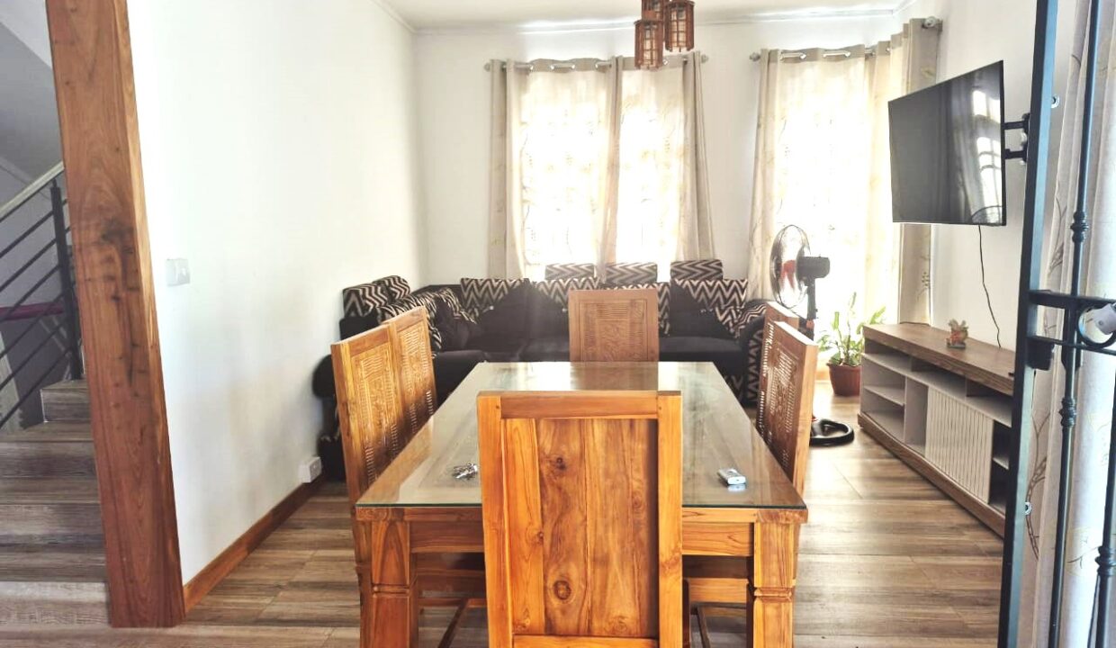 5 bedroom furnished house with large yard for rent Pereybere (20)