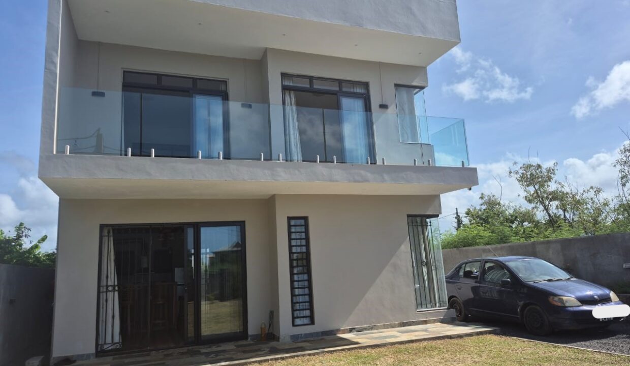 5 bedroom furnished house with large yard for rent Pereybere (22)