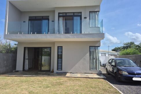 5 bedroom furnished house with large yard for rent Pereybere