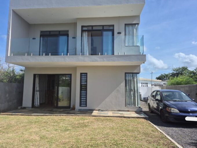 5 bedroom furnished house with large yard for rent Pereybere