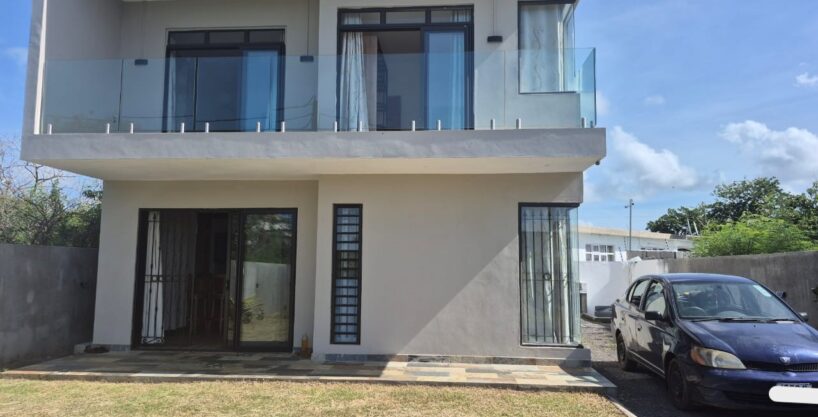 5 bedroom furnished house with large yard for rent Pereybere