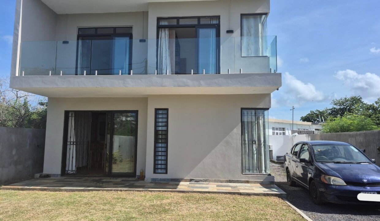 5 bedroom furnished house with large yard for rent Pereybere (23)