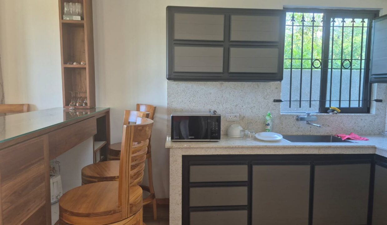 5 bedroom furnished house with large yard for rent Pereybere (24)