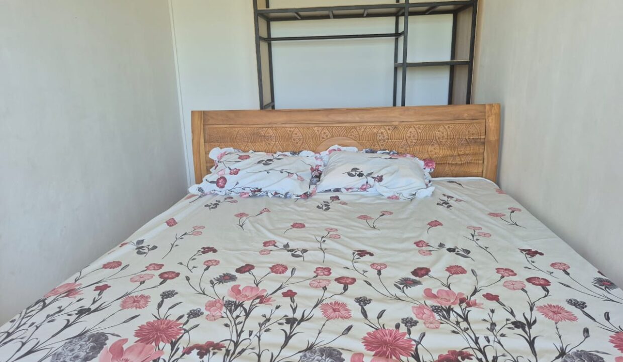 5 bedroom furnished house with large yard for rent Pereybere (3)