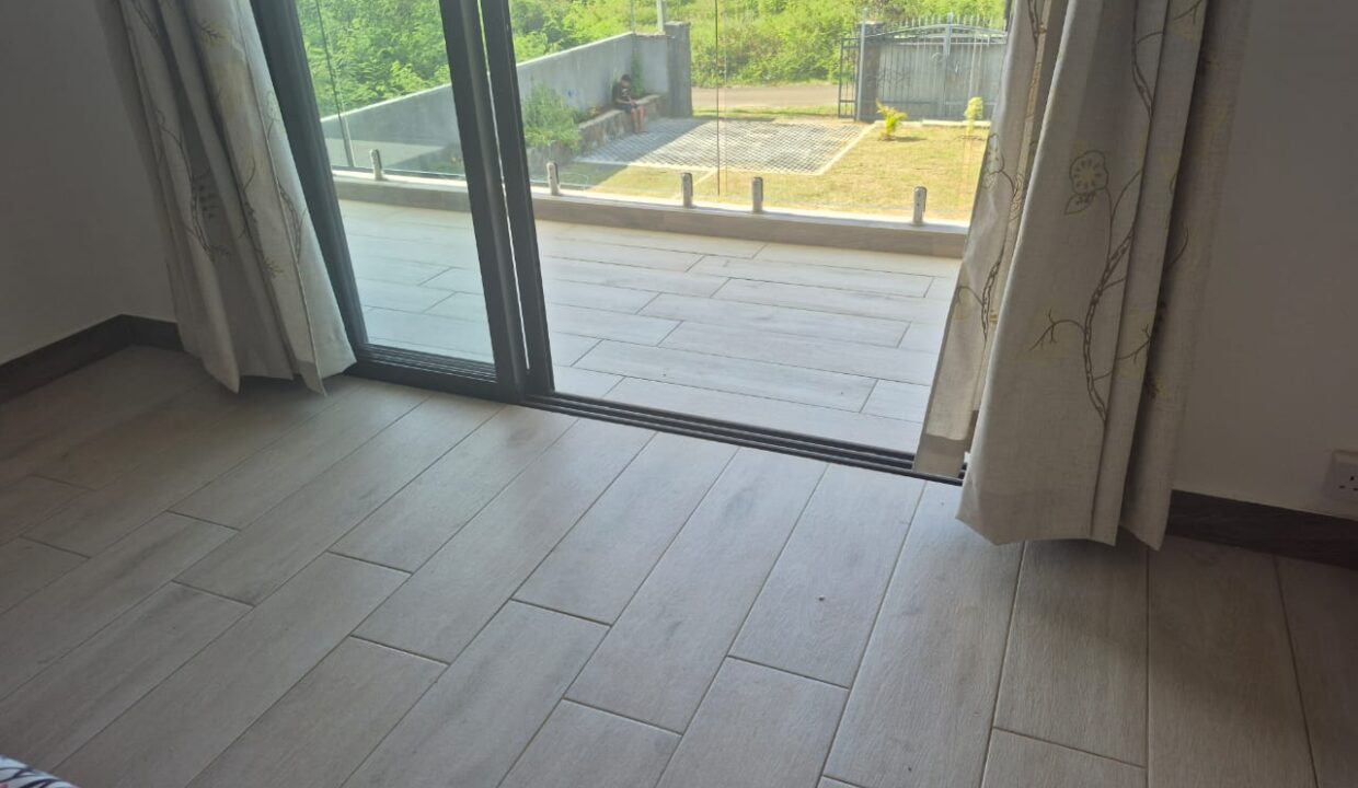 5 bedroom furnished house with large yard for rent Pereybere (4)