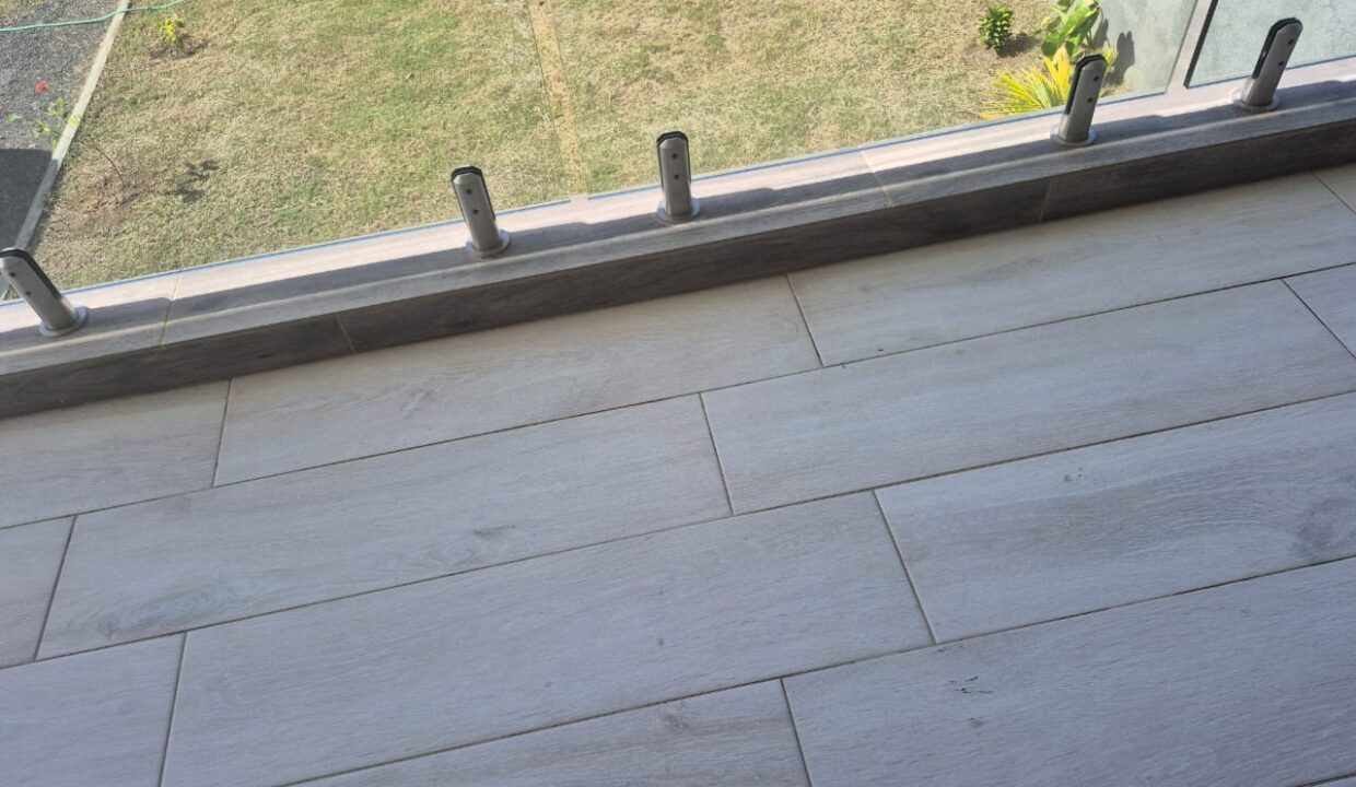 5 bedroom furnished house with large yard for rent Pereybere (5)