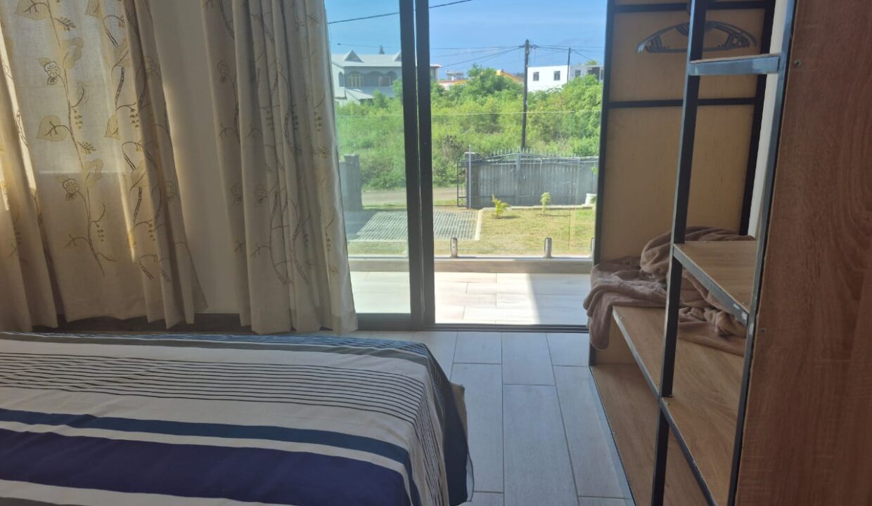 5 bedroom furnished house with large yard for rent Pereybere (6)