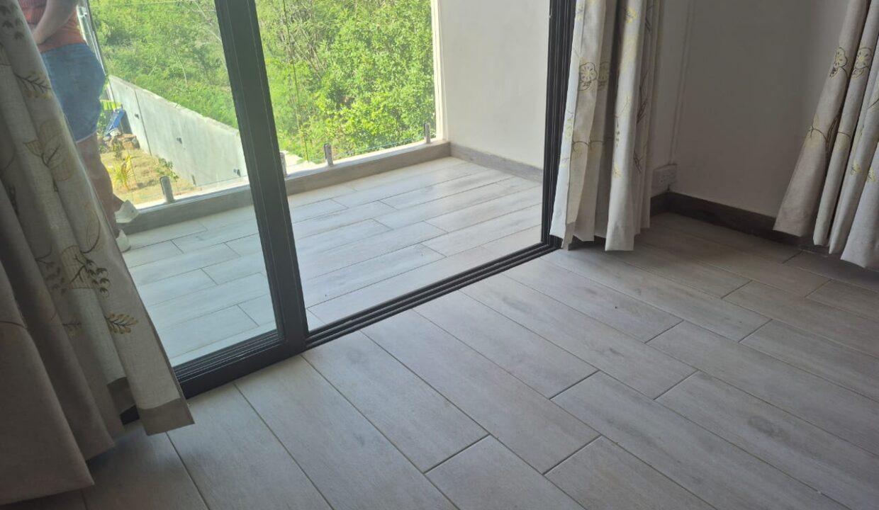 5 bedroom furnished house with large yard for rent Pereybere (8)