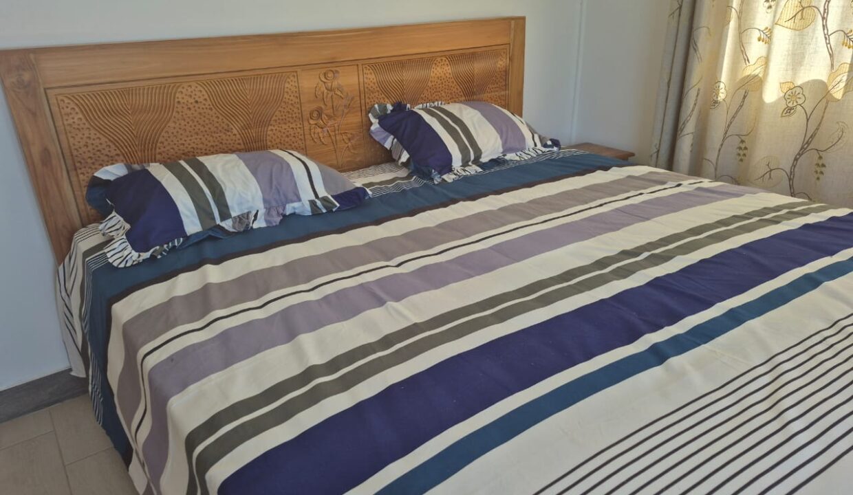 5 bedroom furnished house with large yard for rent Pereybere (9)