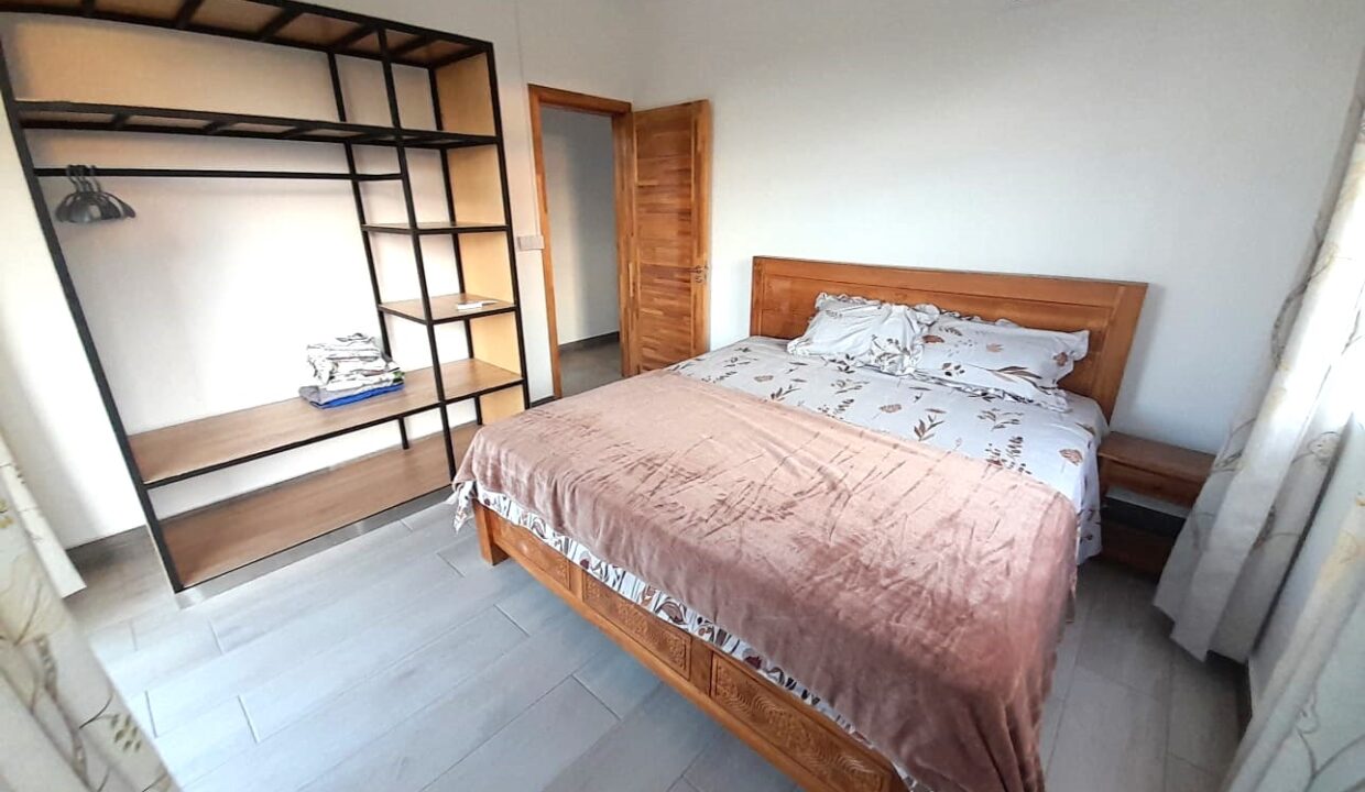 5-bedroom furnished house with large yard for rent – Pereybere (10)