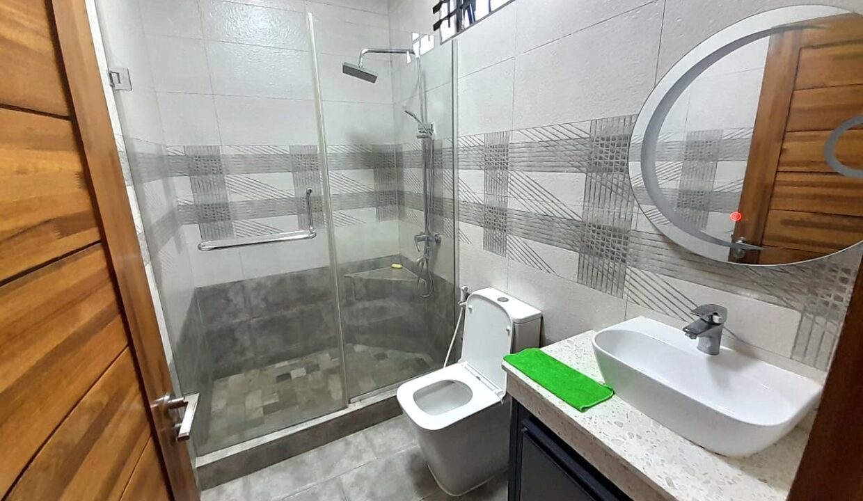 5-bedroom furnished house with large yard for rent – Pereybere (12)