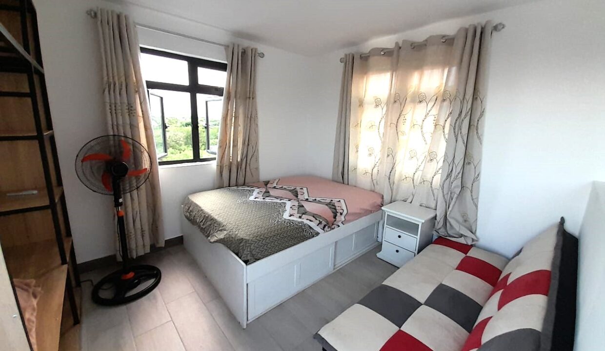 5-bedroom furnished house with large yard for rent – Pereybere