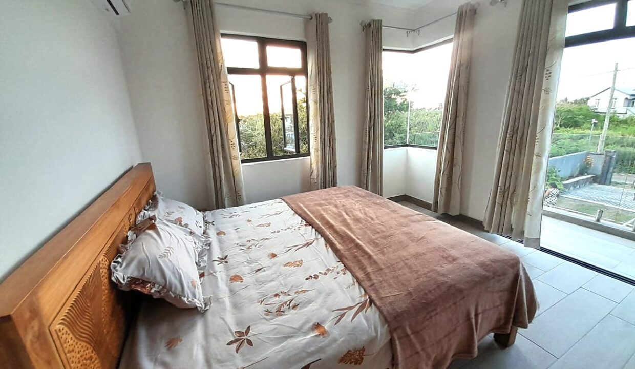 5-bedroom furnished house with large yard for rent – Pereybere (13)