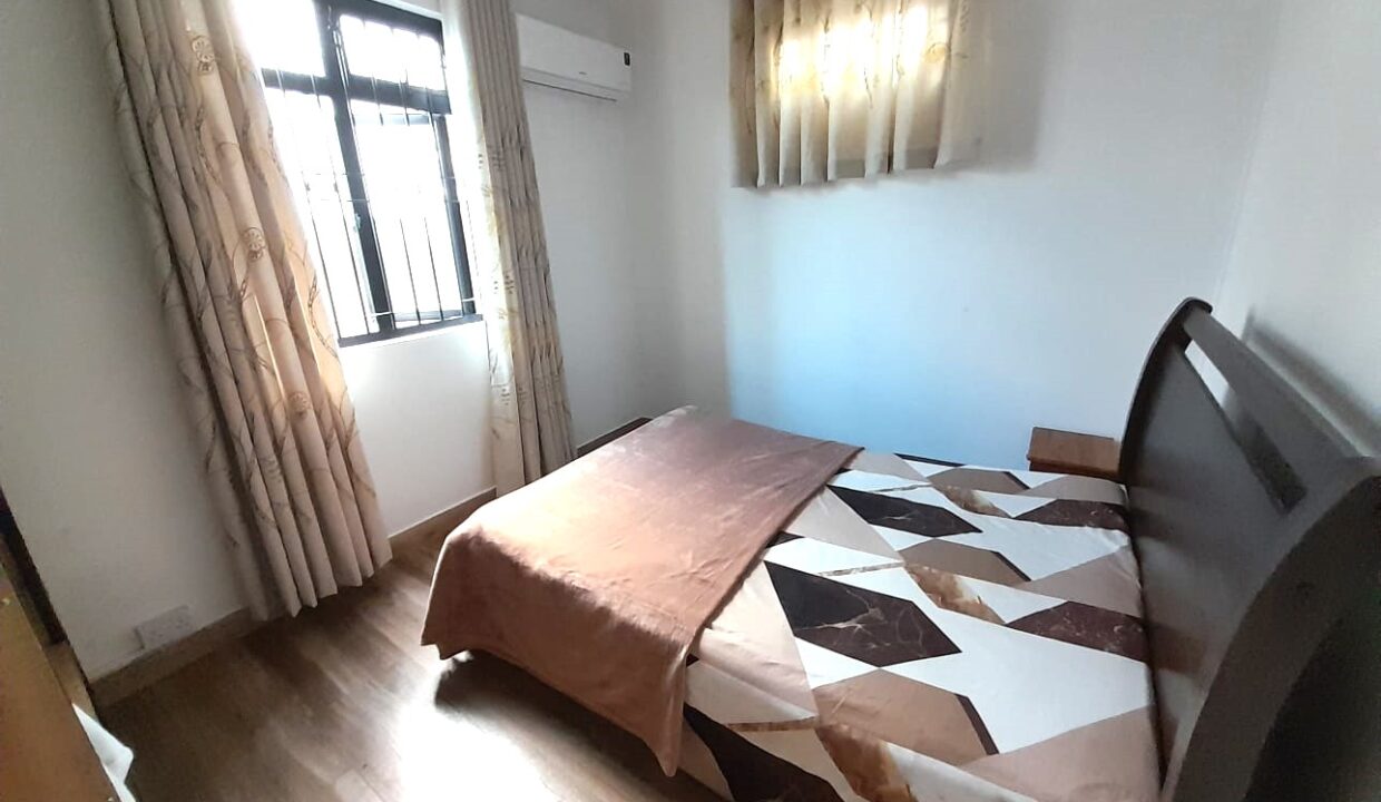 5-bedroom furnished house with large yard for rent – Pereybere (14)