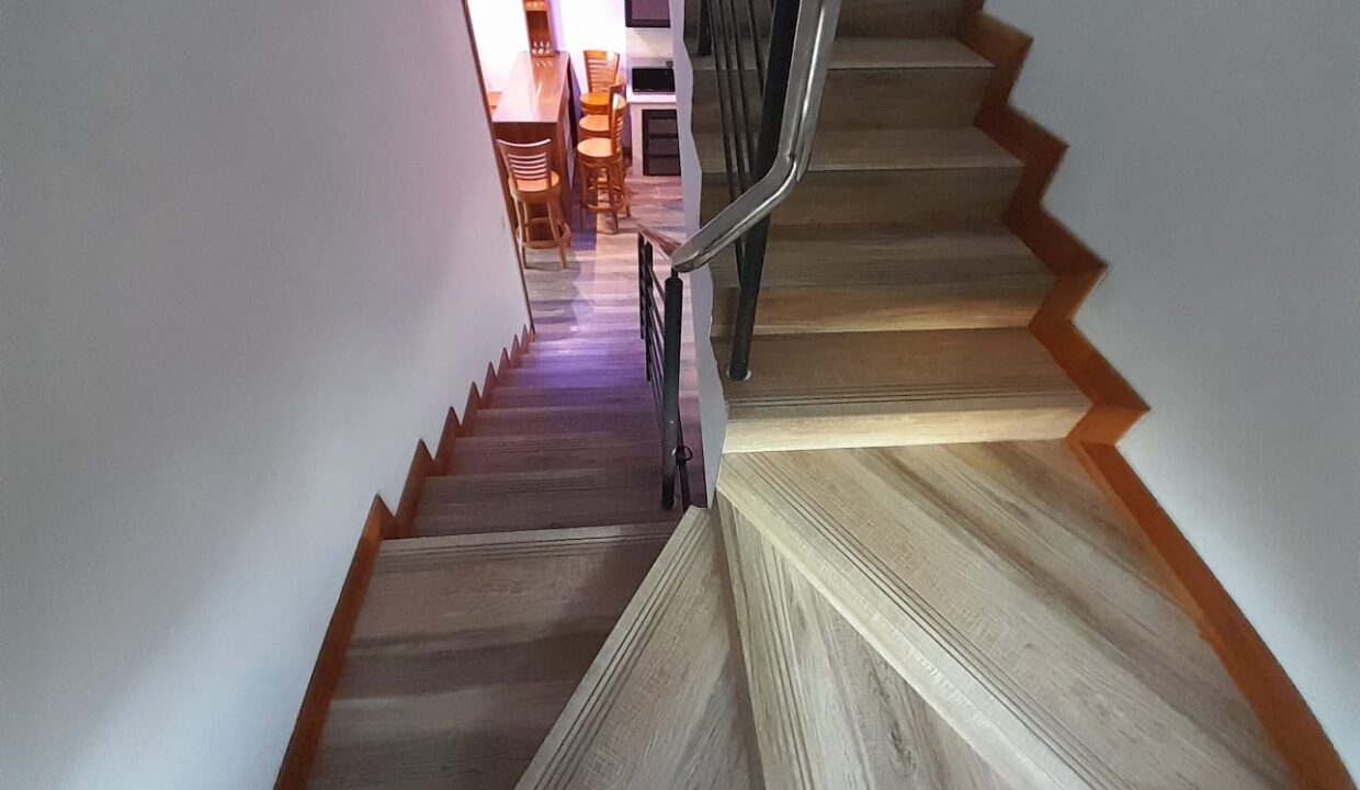 5-bedroom furnished house with large yard for rent – Pereybere (15)