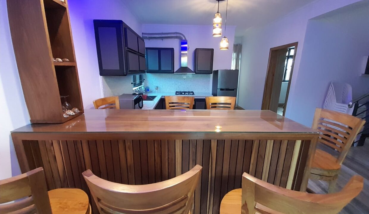 5-bedroom furnished house with large yard for rent – Pereybere (16)