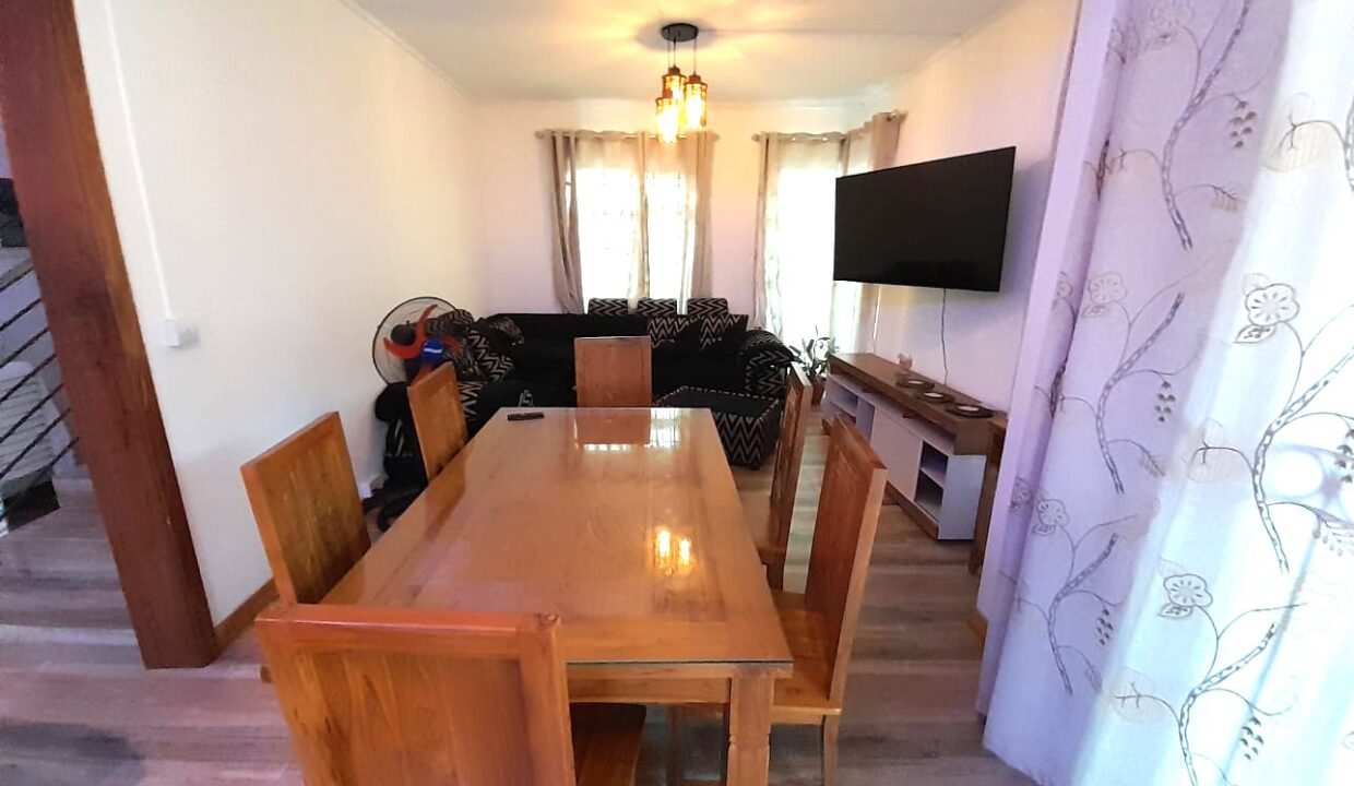 5-bedroom furnished house with large yard for rent – Pereybere (17)