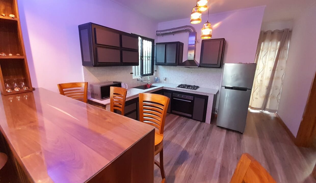 5-bedroom furnished house with large yard for rent – Pereybere (19)