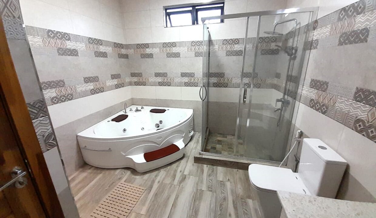 5-bedroom furnished house with large yard for rent – Pereybere (2)