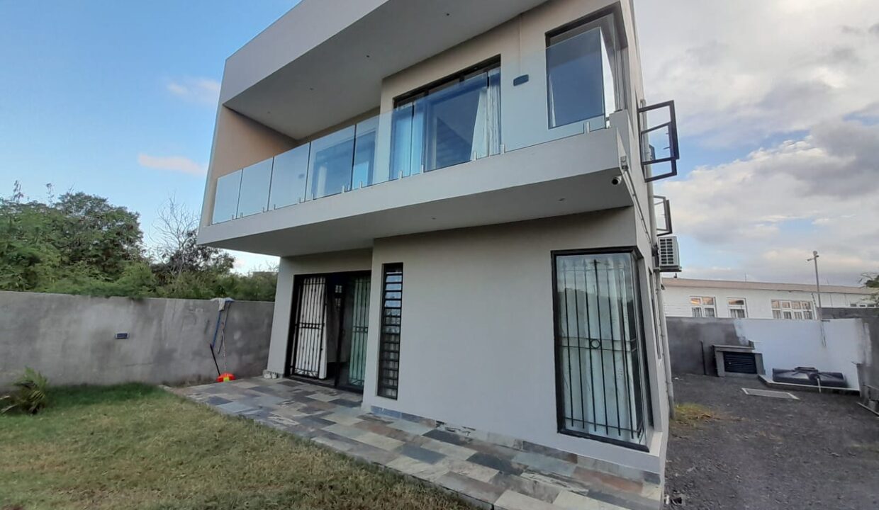 5-bedroom furnished house with large yard for rent – Pereybere (20)