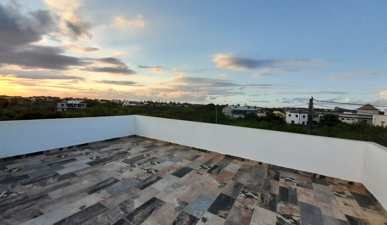 5-bedroom furnished house with large yard for rent – Pereybere (4)