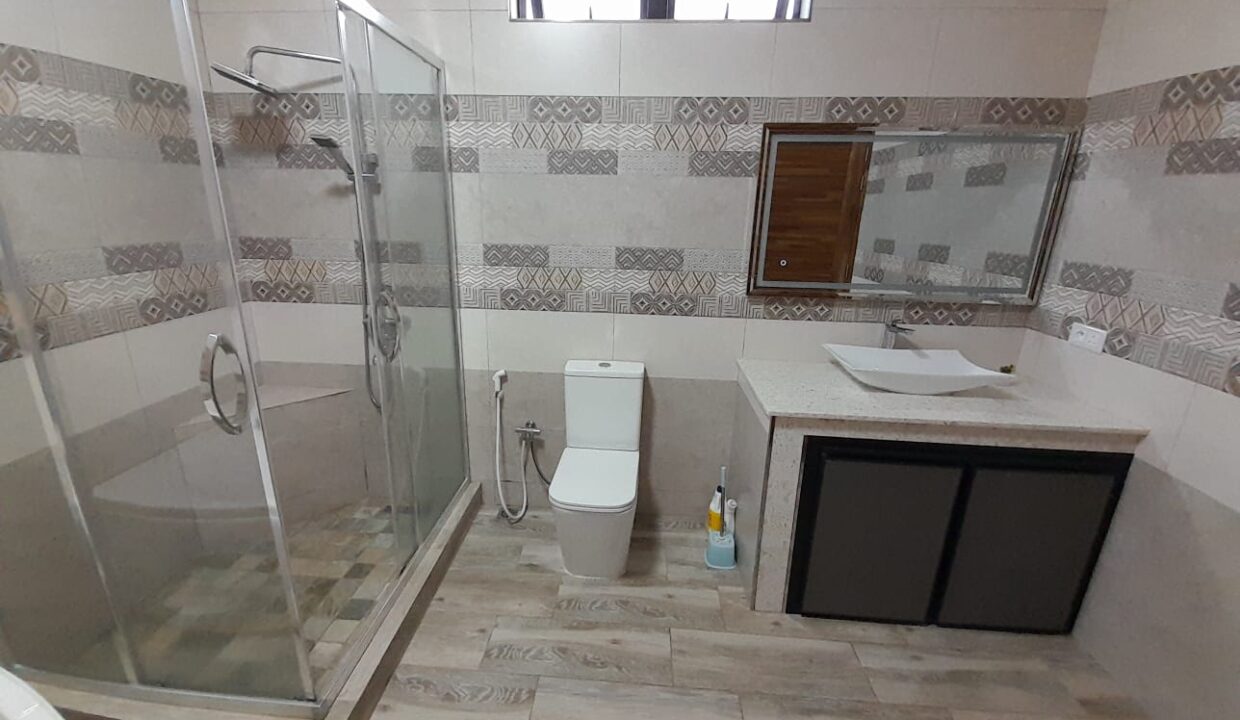 5-bedroom furnished house with large yard for rent – Pereybere (5)