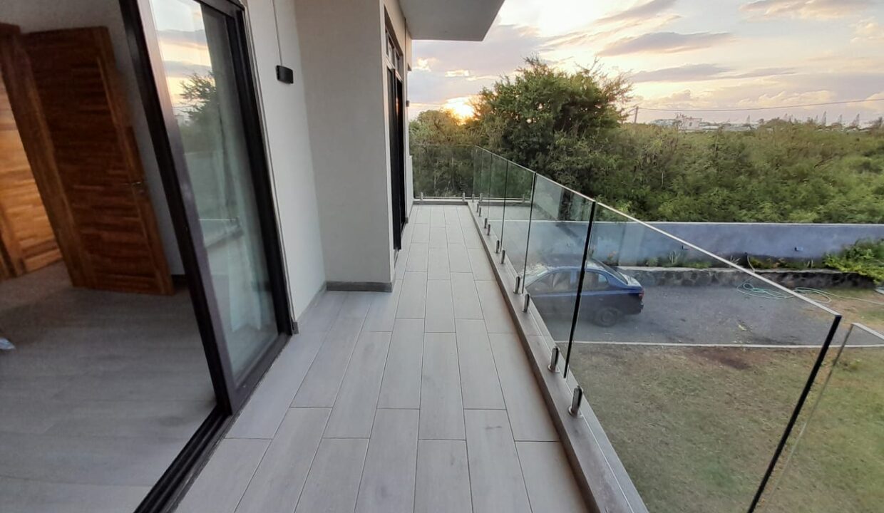 5-bedroom furnished house with large yard for rent – Pereybere (7)