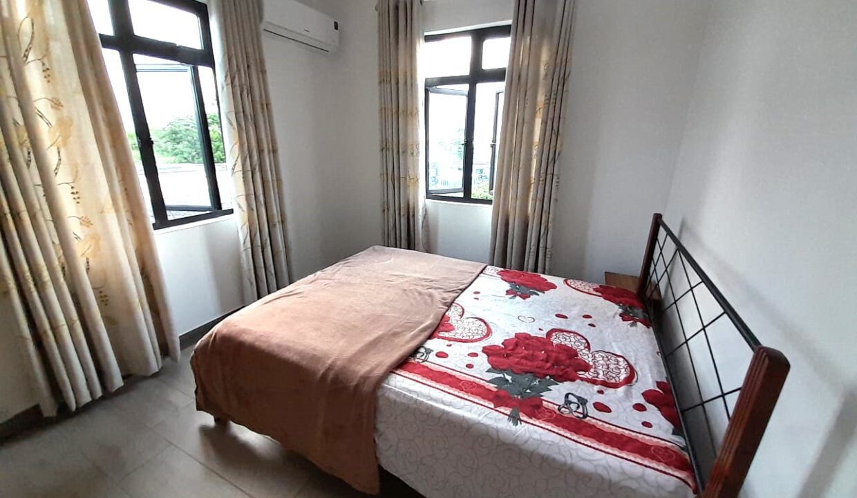 5-bedroom furnished house with large yard for rent – Pereybere (8)