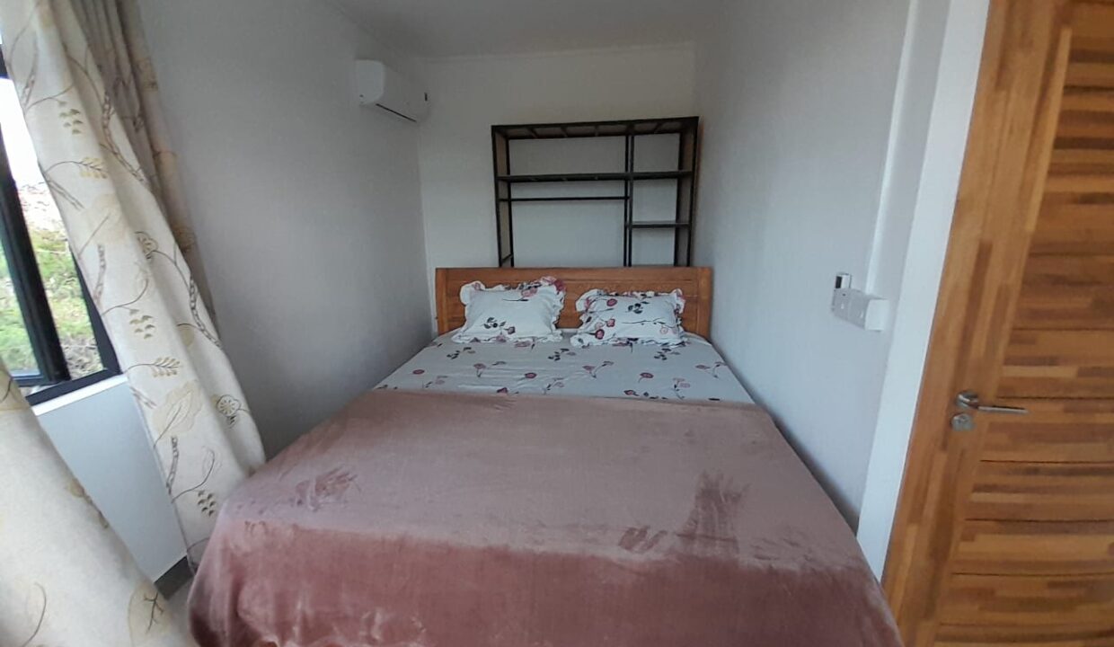 5-bedroom furnished house with large yard for rent – Pereybere (9)