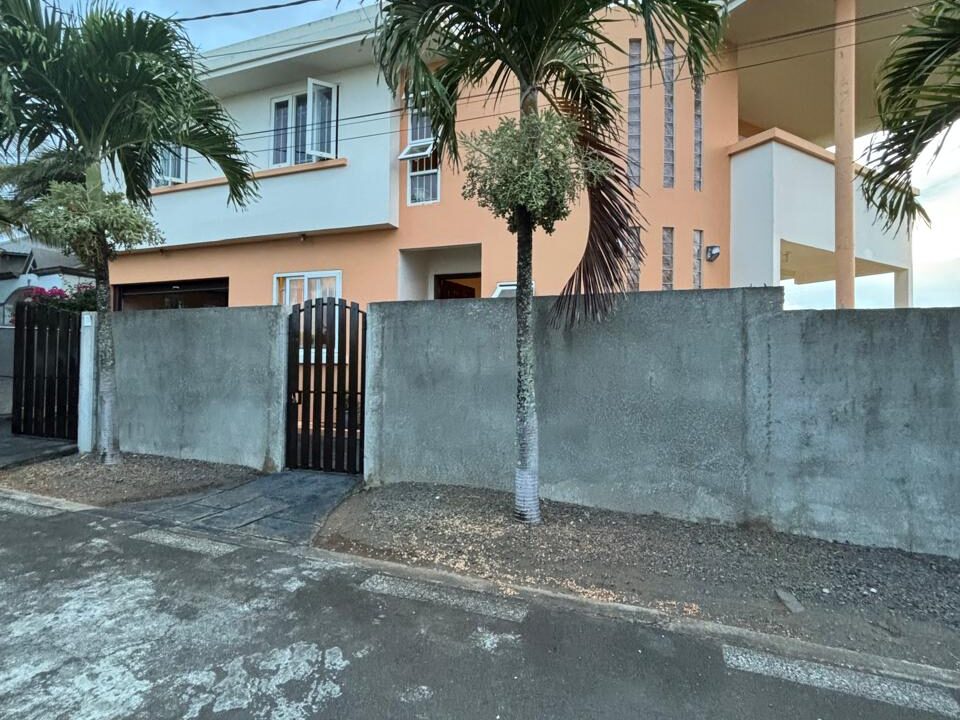 Individual House for Sale in Roches Brunes 13