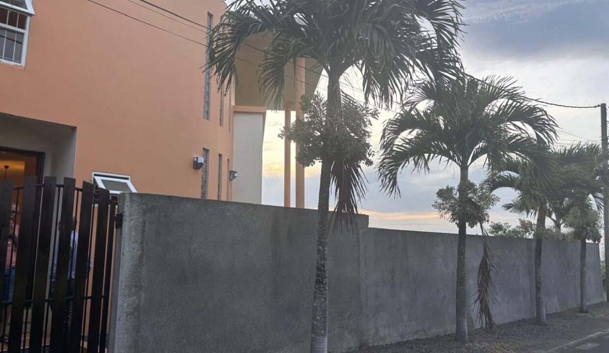 Individual House for Sale in Roches Brunes 4