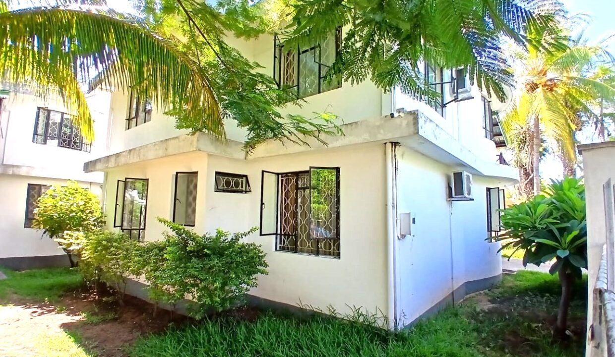 Beachfront House for Rent – Albion, Mauritius (2)