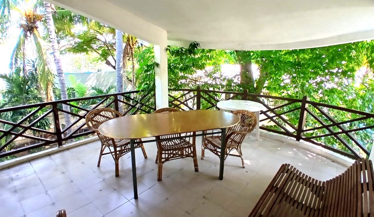 Beachfront House for Rent – Albion, Mauritius (3)