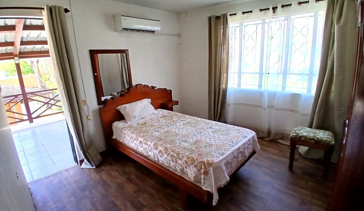 Beachfront House for Rent – Albion, Mauritius (3)