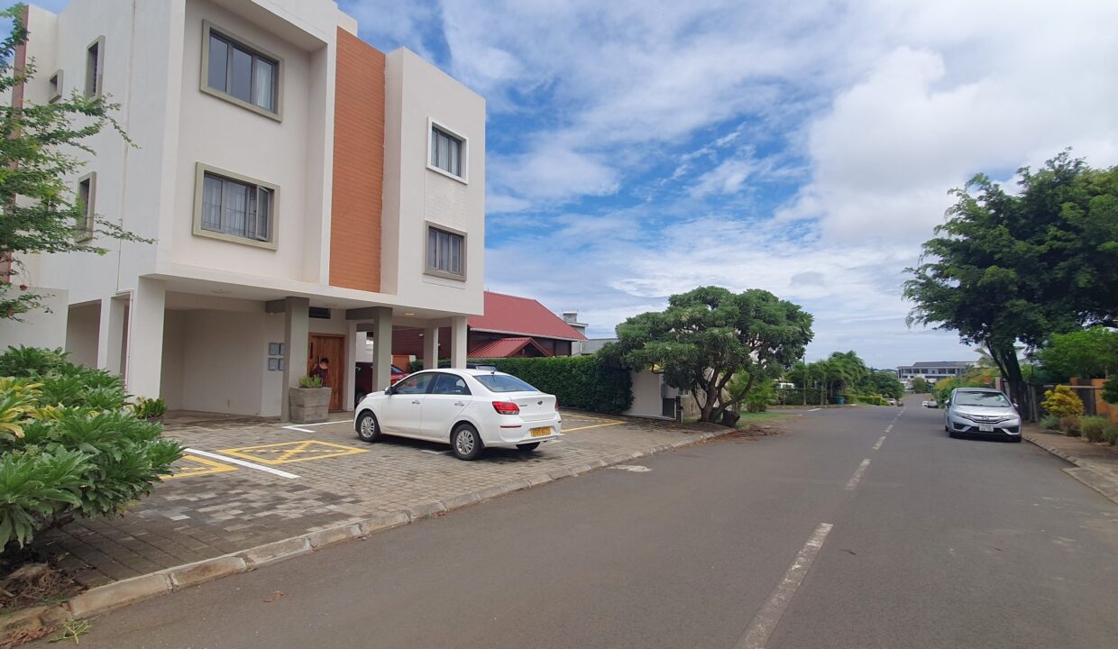 Brand-New 2-Bedroom Apartment with Private Garden for Rent – Les Veloutiers Residence, Albion