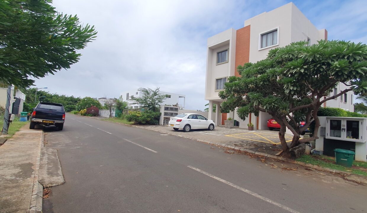 Brand-New 2-Bedroom Apartment with Private Garden for Rent – Les Veloutiers Residence, Albion(1)