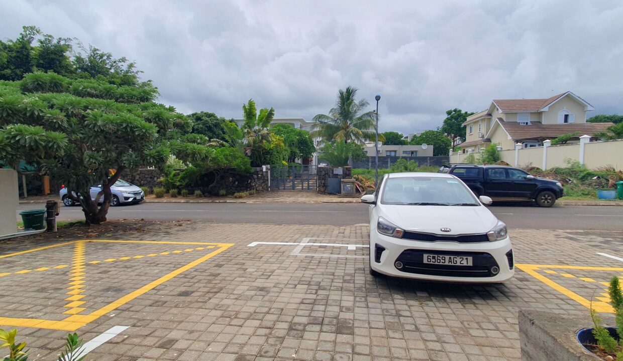 Brand-New 2-Bedroom Apartment with Private Garden for Rent – Les Veloutiers Residence, Albion(2)