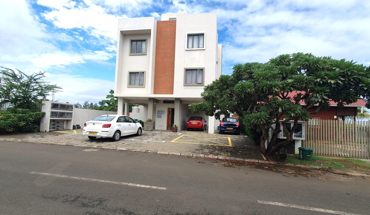 Brand-New 2-Bedroom Apartment with Private Garden for Rent – Les Veloutiers Residence, Albion(20)