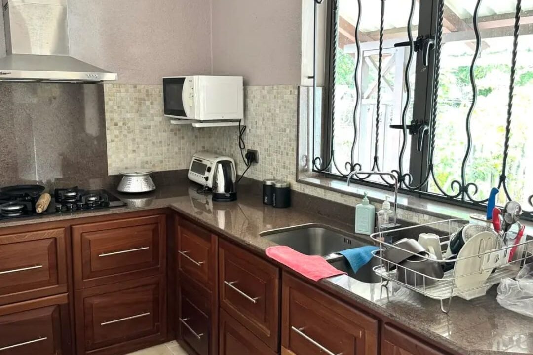 Flic-en-Flac – Beautiful 3-Bedroom Villa with Pool 400m from the Beach (10)