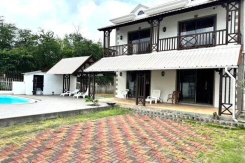 Flic-en-Flac – Beautiful 3-Bedroom Villa with Pool 400m from the Beach (12)