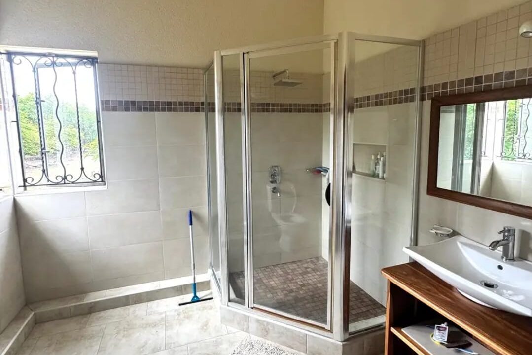 Flic-en-Flac – Beautiful 3-Bedroom Villa with Pool 400m from the Beach (6)