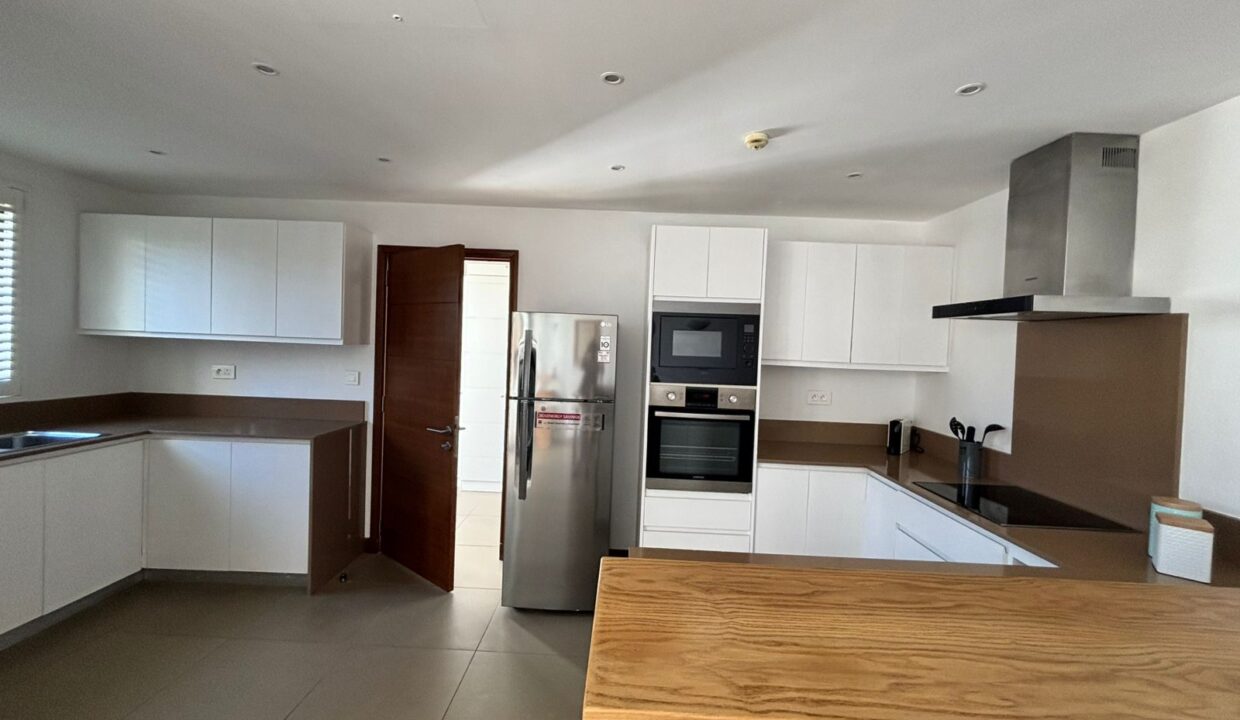 FOR SALE, Elegant Coastal Townhouse Sea View Accessible to Foreign Buyers (7)