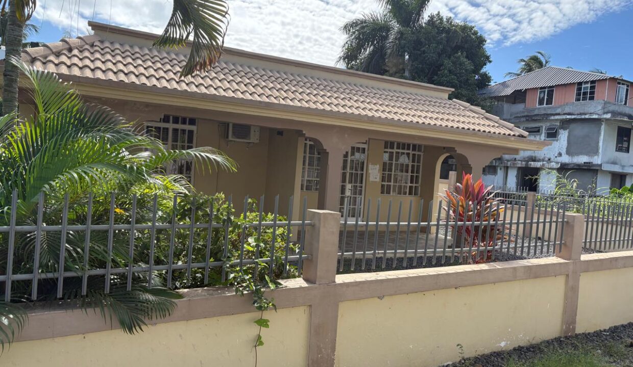 12 Perches Land with Villa for Sale – Pereybere (10)