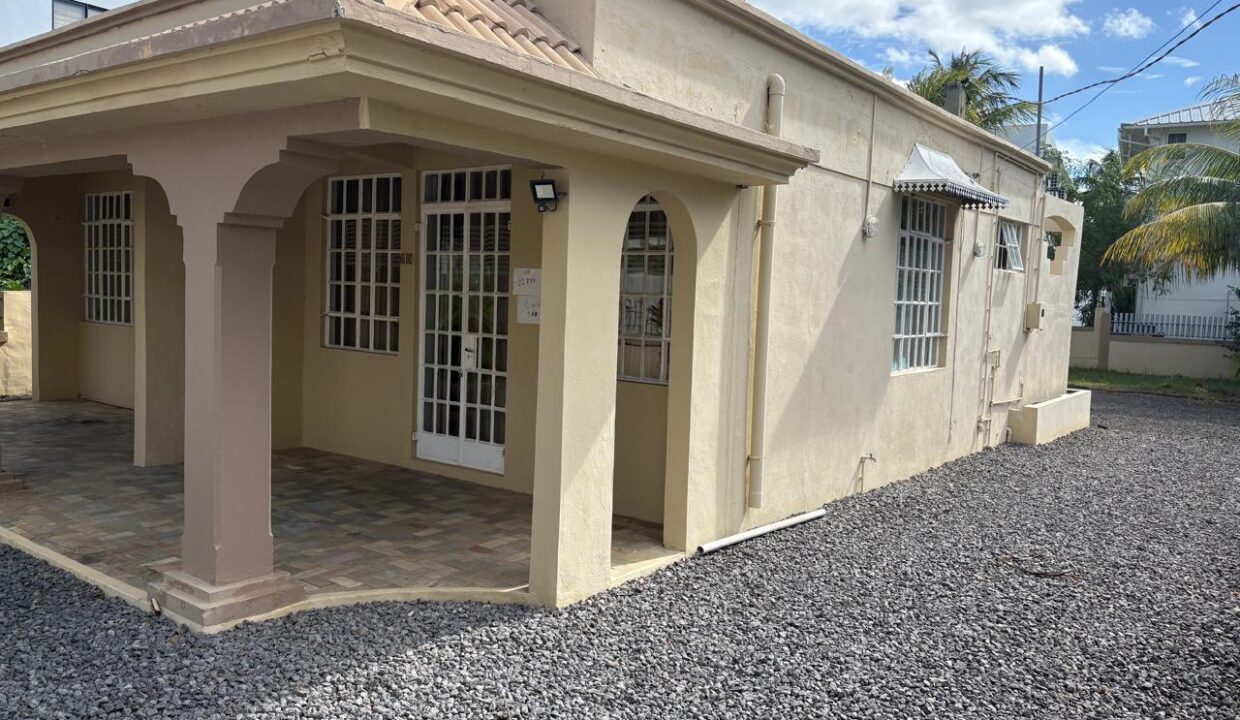 12 Perches Land with Villa for Sale – Pereybere