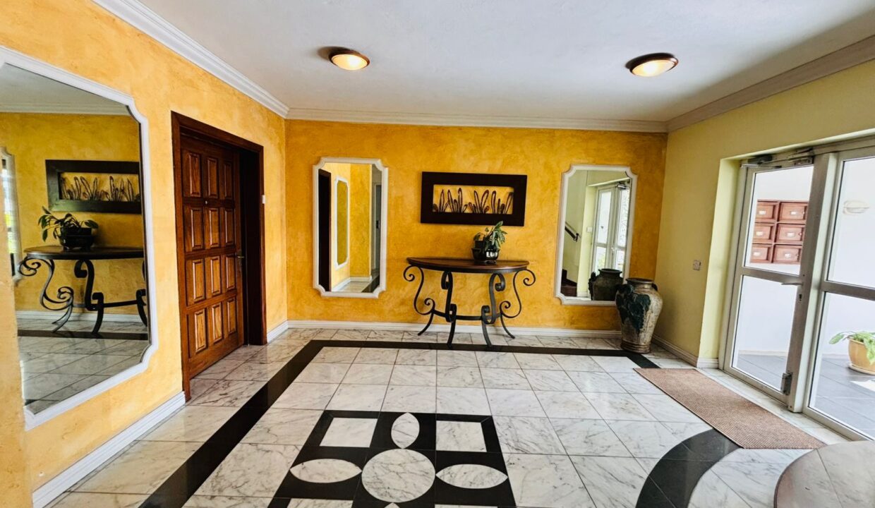 226 m² Apartment for Sale Les Colophanes Residence, Floréal
