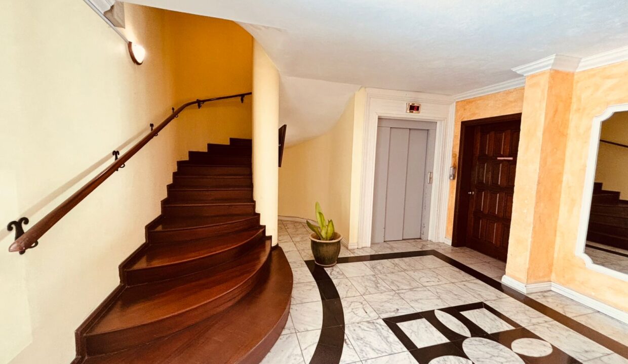 226 m² Apartment for Sale Les Colophanes Residence, Floréal (2)