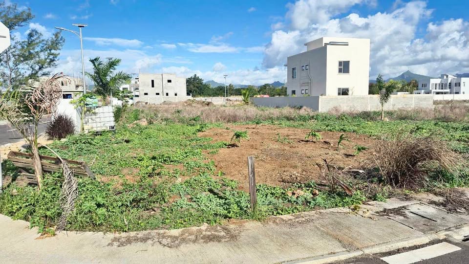 9.65 Perches Residential Land for Sale – Résidence Greenpark, Balaclava (2)